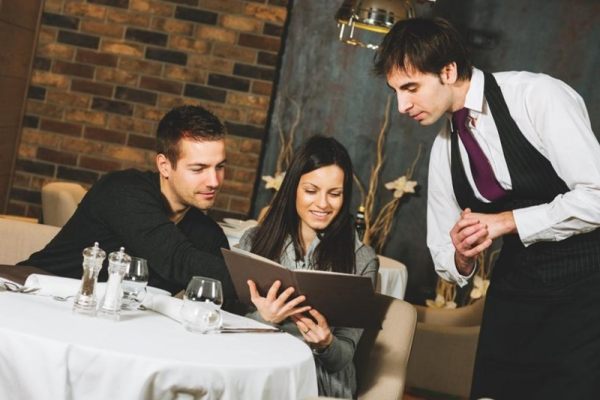 Nhân viên phục vụ là người tiếp xúc với khách hàng nhiều nhất và khiến khách hàng quyết định có sẵn sàng quay lại nhà hàng